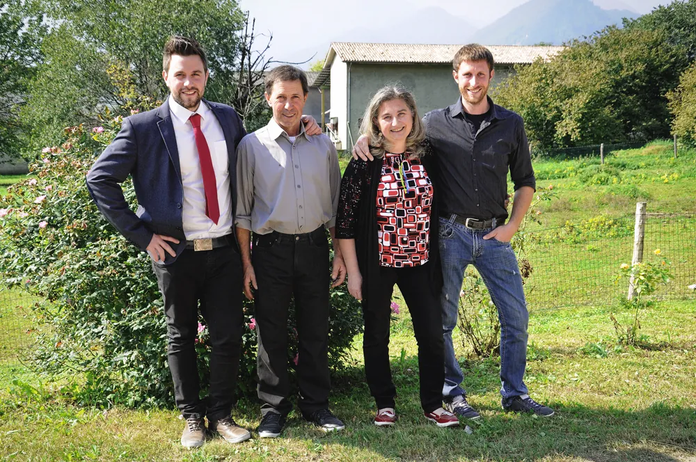 La famiglia Stramare davanti all'azienda agricola di Segusino