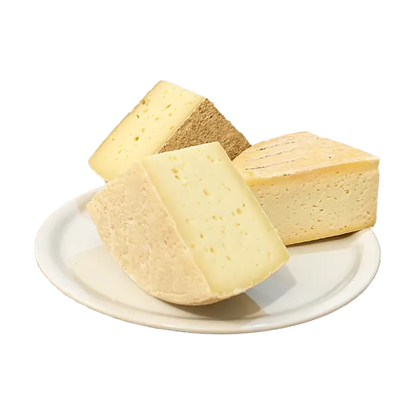 Formaggio S-cek di Segusino a fette su un piatto